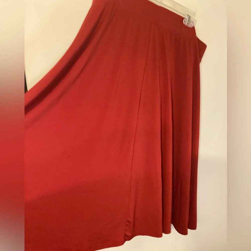 Red skirt - Picture 2 of 4